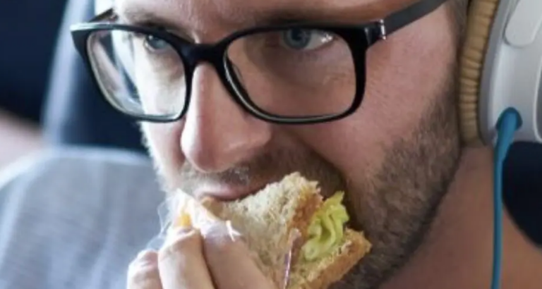 Man questions if he’s inconsiderate for having a burger next to a vegetarian on a flight