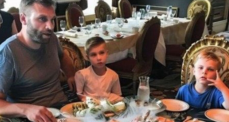 My Boyfriend ‘Forgets’ His Credit Card Every Time We Go Out To Eat, So I Have To Pay For Everyone