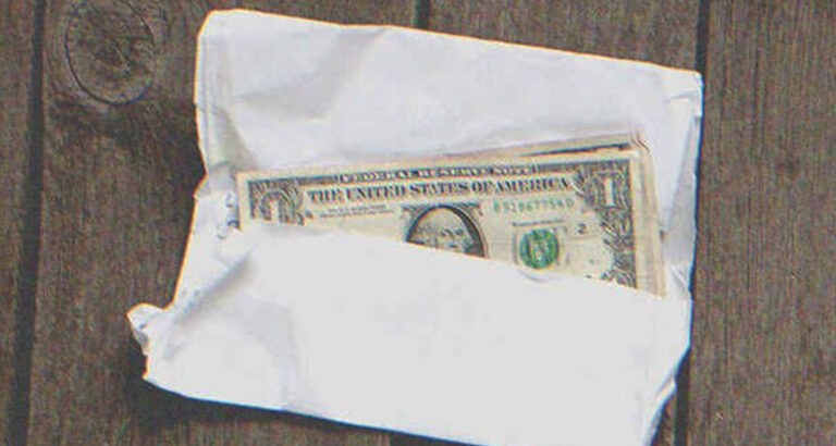 After Mom’s Death, Woman Leaves Sister 3 Dollar Bills and a Note as Her Inheritance – Story of the Day