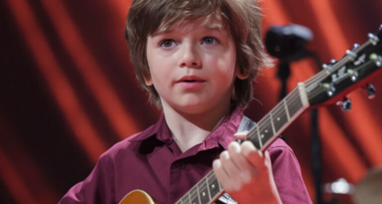 This was an unprecedented moment, When a 2 year old boy began singing a 50 year old classic, the entire crowd gasped in amazement