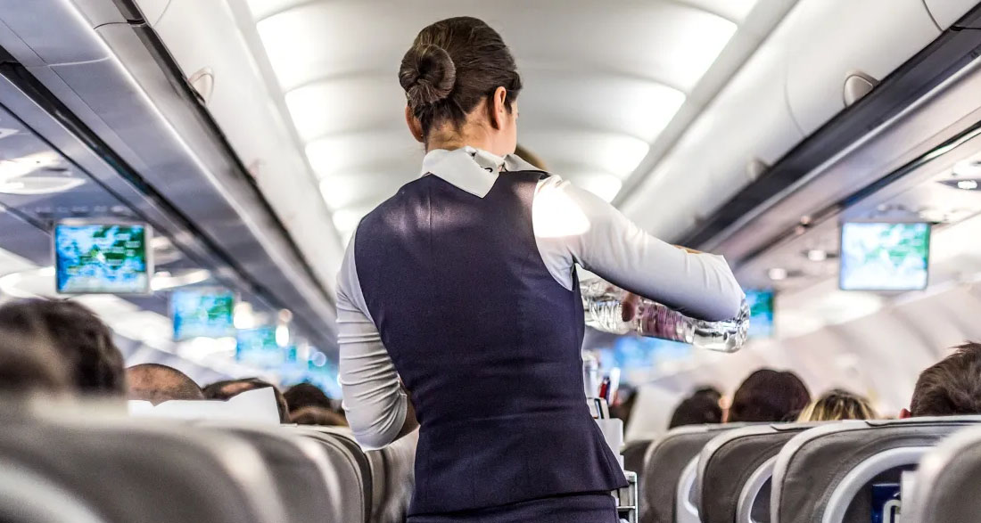 A Flight Attendant Saved a 62-Year-Old Business-Class Woman’s Life – 2 Years Later, She Received a Christmas Gift from Her as a Reward