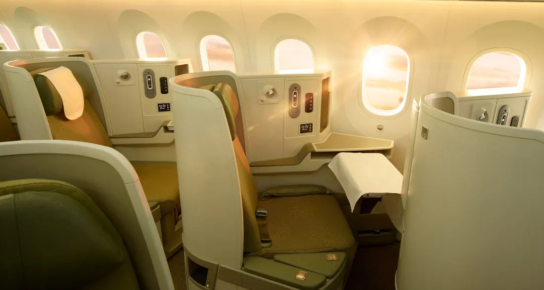 I Gave up My Business-Class Seat for a Grandmother and Her Granddaughter – I Had No Idea It Would Change My Life