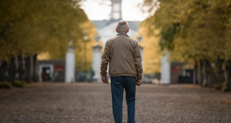 I Gave My Jacket to a Homeless Woman on Thanksgiving – 2 Years Later, She Showed Up at My Door with a Black Backpack and an Unforgettable Smile