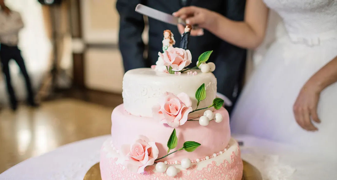 I Thought It Would Be the Happiest Day of My Life Until I Cut into My Wedding Cake and Everything Fell Apart – Story of the Day