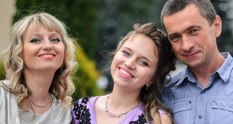 I Thought My Dad Was Cheating on My Mom After My Graduation – but What He Was Really Hiding Left Me Speechless