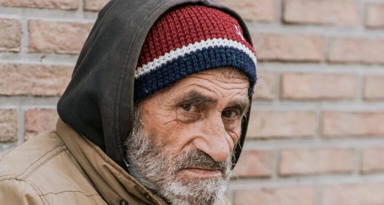 I Bought a Homeless Man a Burger – Then He Looked at Me and Said Two Words That Left Me Speechless