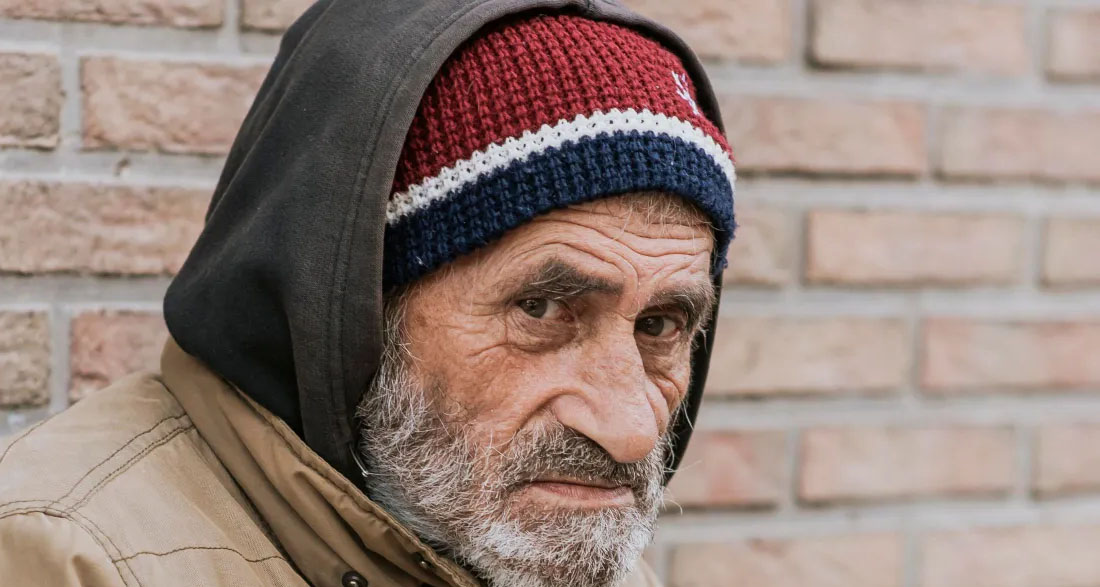 I Bought a Homeless Man a Burger – Then He Looked at Me and Said Two Words That Left Me Speechless