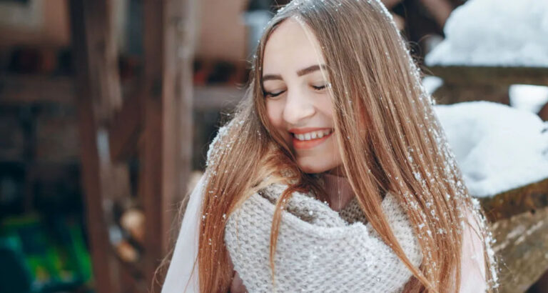 I Gave My Scarf to a Freezing Young Girl Sleeping near the Train Station – Three Hours Later, She Sat Next to Me in First Class