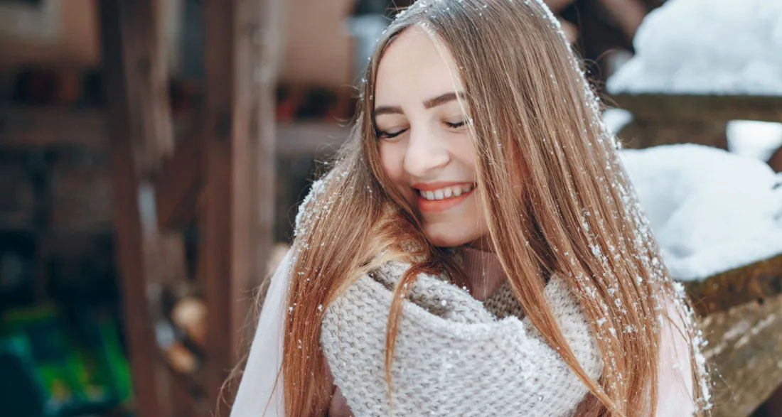 I Gave My Scarf to a Freezing Young Girl Sleeping near the Train Station – Three Hours Later, She Sat Next to Me in First Class