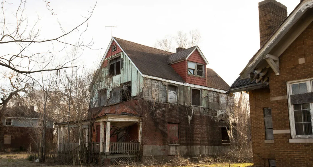 Little Girl Brought Food to Elderly Woman for 3 Years – On Her 18th Birthday, She Received a Reward