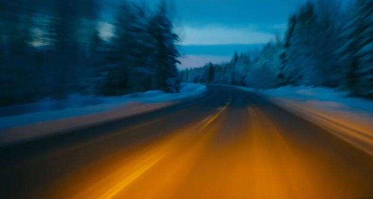 On Christmas Eve, My Car Tire Blew on a Desert Highway – Nearby, I Found a Hatbox That Changed My Life Forever