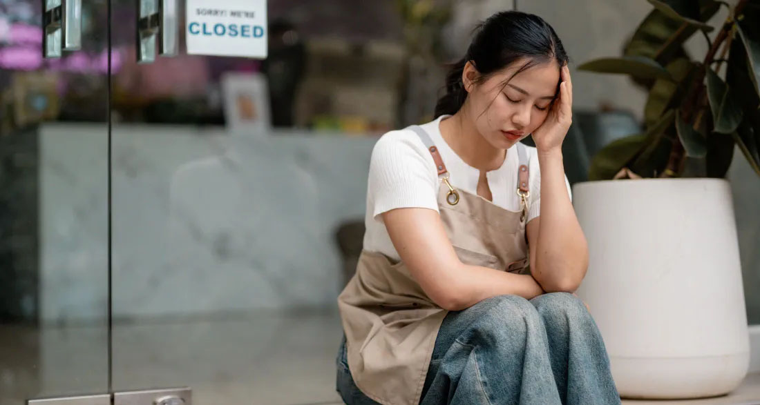 Poor Waitress Secretly Took Leftovers to Feed Her Son – One Day, a Cop Caught Her Red-Handed