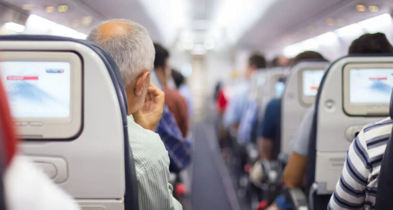 Woman Boards Plane and Recognizes a Pilot’s Voice She Hasn’t Heard in 20 Years