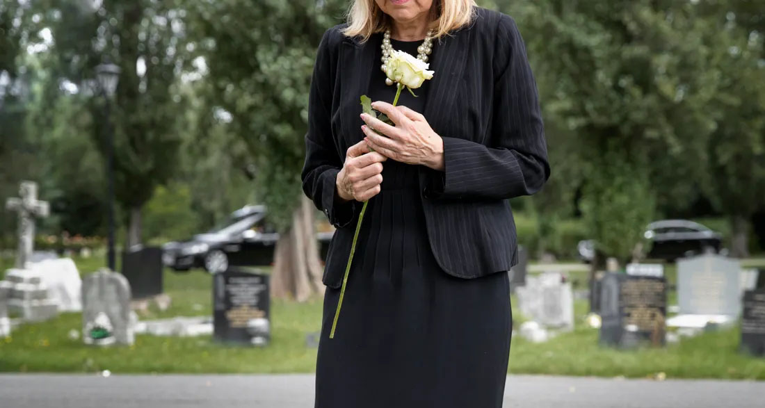 At My Husband’s Funeral, I Opened His Casket to Place a Flower — and Found a Crumpled Note Tucked Under His Hands