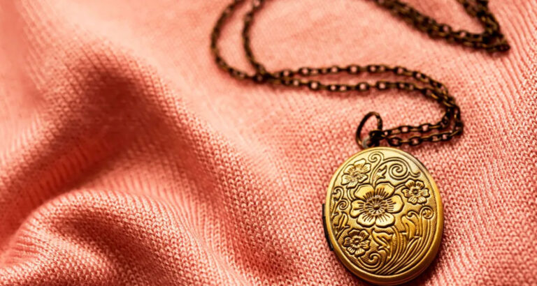 I Opened My Late Mom’s Locket That Was Glued Shut for 15 Years – What She Was Hiding Inside Left Me Breathless