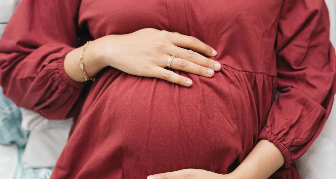 My Sister Announced Her Pregnancy at Sunday Dinner – Ten Minutes Later, I Saw Her Secretly Unzip Her Fake Baby Bump