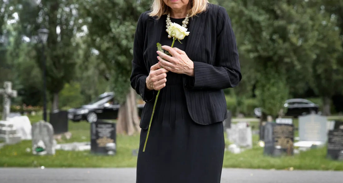 At My Husband’s Funeral, I Opened His Casket to Place a Flower — and Found a Crumpled Note Tucked Under His Hands