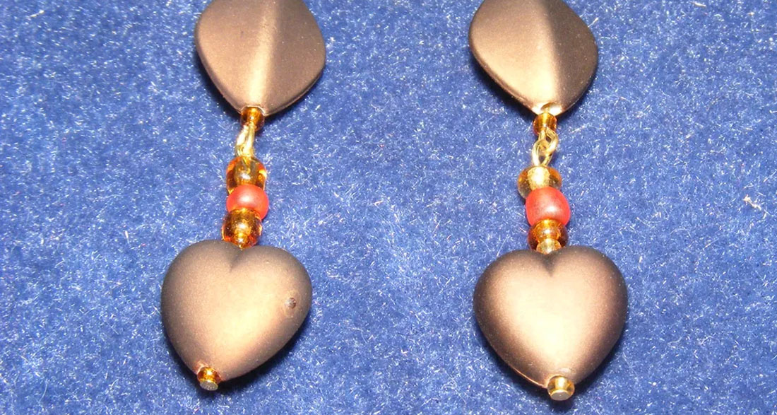 I Brought Nana’s Heavy 18-Karat Gold Heirloom Earrings to a Pawn Shop to Pay My Mortgage – The Appraiser’s One Sentence Left Me Trembling in the Middle of the Store