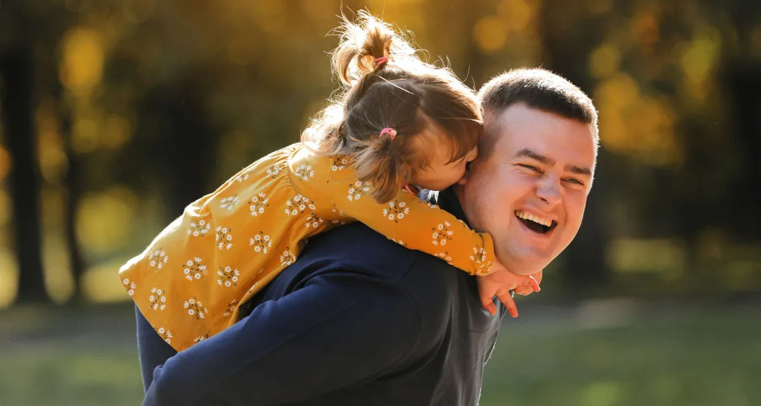 I Sewed My Daughter a Dress for Her Kindergarten Graduation from My Late Wife’s Silk Handkerchiefs – A Rich Classmate’s Mom Called Me ‘Pathetic’, but What Happened Next the Whole Town Would Never Forget
