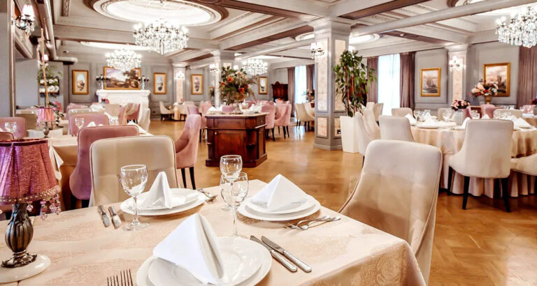 Rich Women Mocked a Waitress for ‘Smelling Poor’ – But Then My Boyfriend Stood up and Taught Them a Valuable Lesson